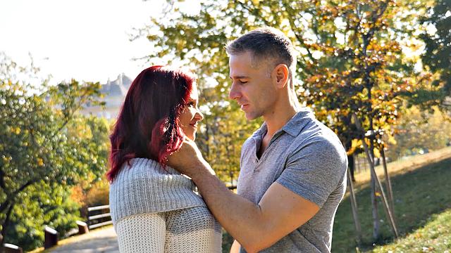 кэти изображает секс-куклу, но юмор у неё живее всех живых