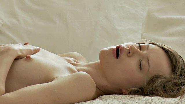 демида медленно раздвигает ноги и глубоко вводит игрушку