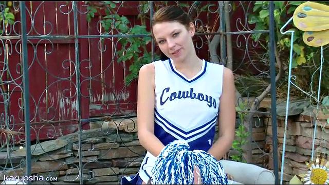 Chloe Love нежно дрочит бритую киску на улице