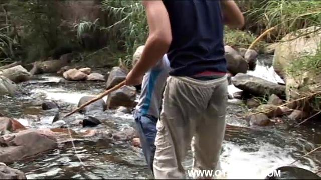 альфредо жёстко трахает гиральдо без гондона на улице