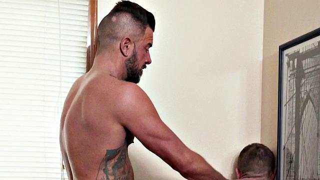 стройный твинк трахается без гондона с татуированным красавцем