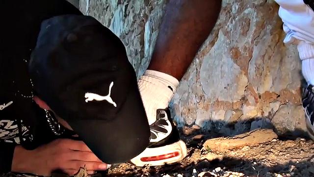 Любитель кроссовок сосёт член и балдеет от мужских ступней