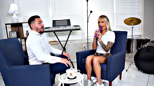 katee v соблазняет учителя музыки и глотает член на диване