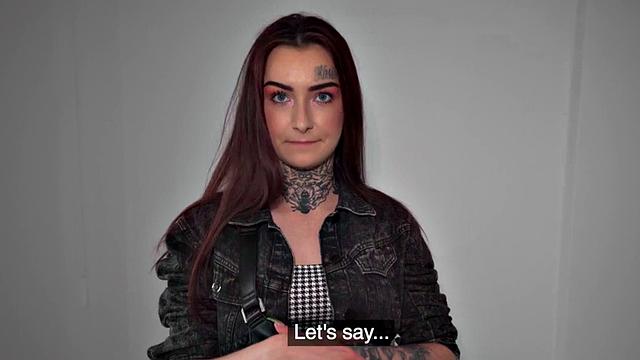 Рыжая с татуировками выгибается и ловит дикое собачье от мужика