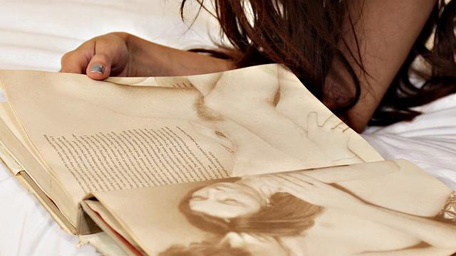 vanna bardot дрочит на кровати с вибратором