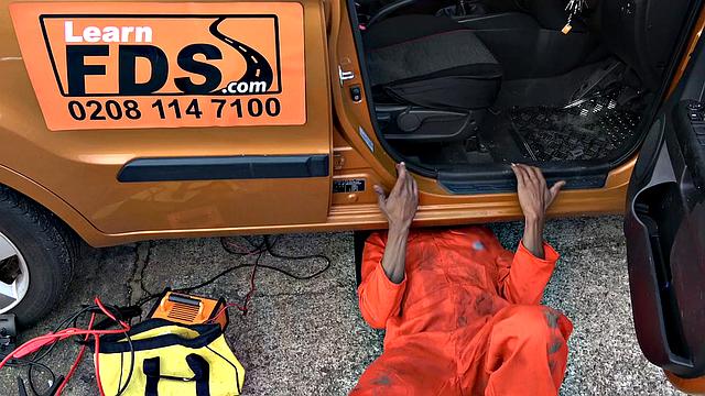 лысая в носках отсасывает и трахается с механиком в машине