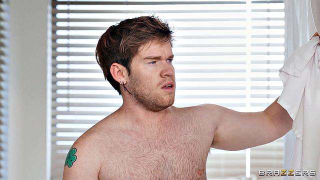 софия роуз трахается с массажистом прямо при парне