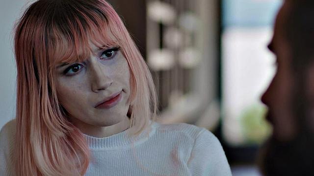 Стройная транса с большими сиськами трахается без резинки на диване