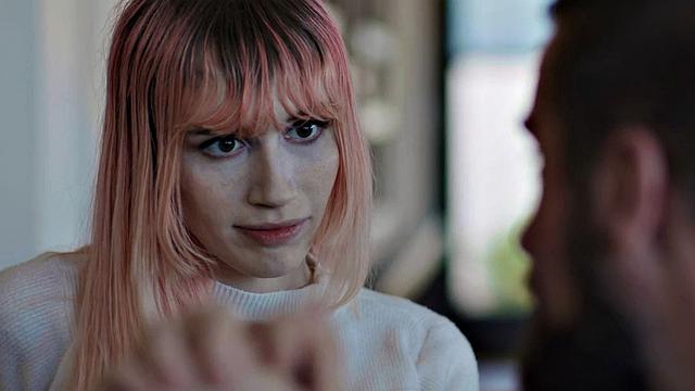 Стройная транса с большими сиськами трахается без резинки на диване