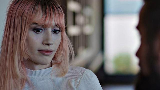 Стройная транса с большими сиськами трахается без резинки на диване