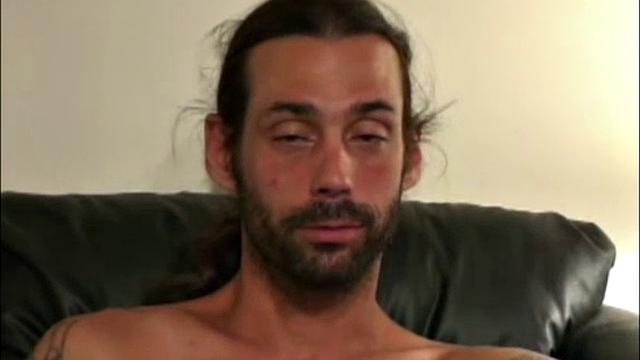 Билли дрочит по-взрослому и кончает мощно