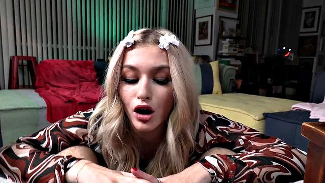 татуированная подруга дрочит мой член в масле на pov, шутит и сверкает пирсингом