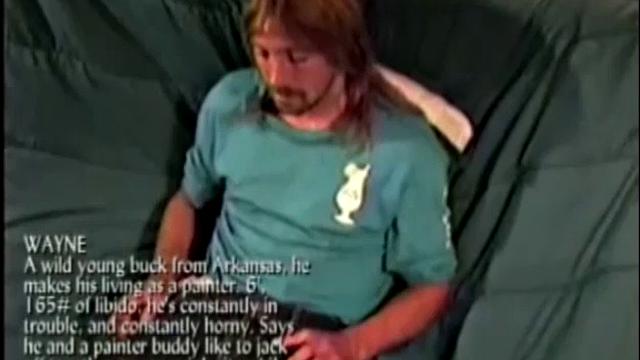 Уэйн дрочит свой здоровый член перед камерой и кайфует от внимания