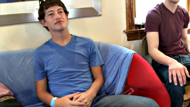 качок-стриптизёр на вечеринке получает мощный минет от гостей