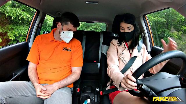 Леди Ди сосёт член инструктора, пока тот жжётся от санитайзера в машине фейковой автошколы.