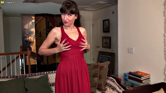 американская зрелая трахает себя и сосет член