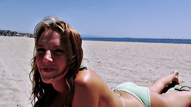 соблазнительная красотка на пляже демонстрирует пирсинг на лысой киске и трахается в анал на песке