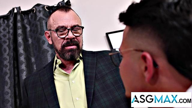 мачо-отчим жёстко натягивает мачо-пасынка в горячей сцене