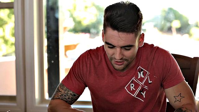 типа гетеро пацаны притворяются удивленными, когда получают по-гейски по полной