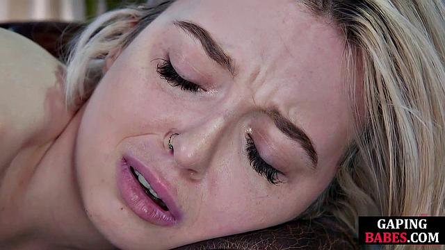 Две зрелые доминантки раскрывают анус блондинки в лесбийском тройничке.