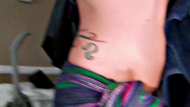 татуированная блондинка в джинсах трахает соседа - тот уже не верит в удачу