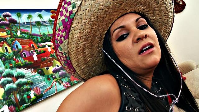 Надя Нэш дрочит ступнями и трахает пальцами, пока парень кипит от возбуждения.