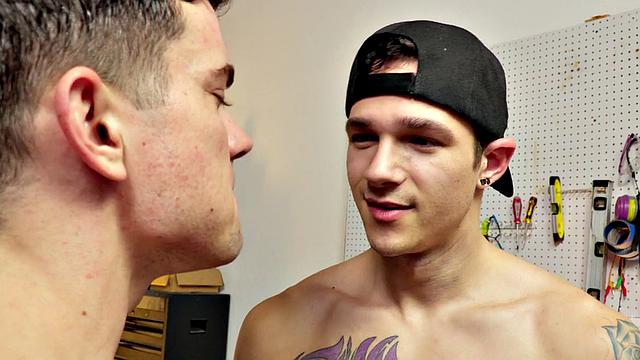 Mechanic stud rims and sucks his customer in store