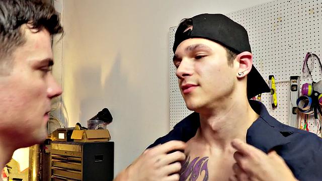 Mechanic stud rims and sucks his customer in store