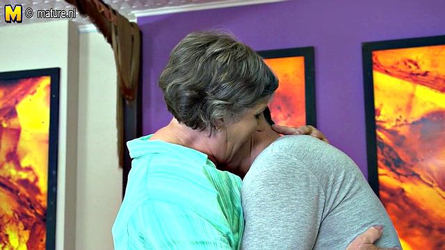 волосатая зрелая сама охотится на молодого ебаря