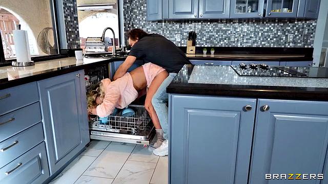 Пока муж смотрит футбол, Феникс Мэри устраивает весёлую разминку с приятелем на кухне - посудомойка тут, кажется, вообще ни при чём.