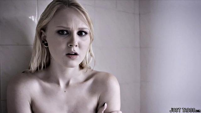 Две подруги устраивают жаркий секс втроём с парнем прямо на глазах друг у друга.