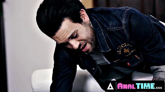 holly hendrix получает по полной в жопку и ржет как сумасшедшая