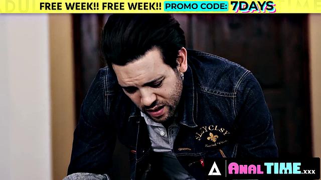 holly hendrix получает по полной в жопку и ржет как сумасшедшая