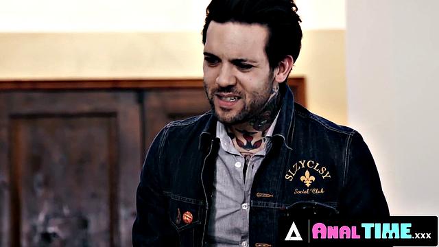 holly hendrix получает по полной в жопку и ржет как сумасшедшая