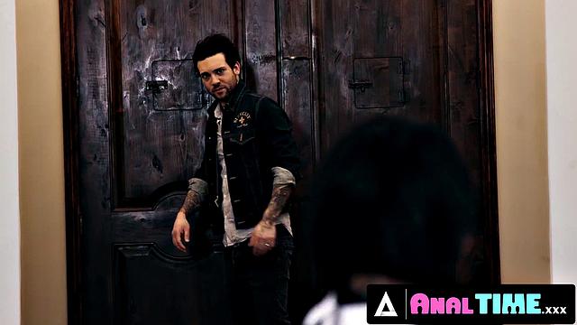 holly hendrix получает по полной в жопку и ржет как сумасшедшая