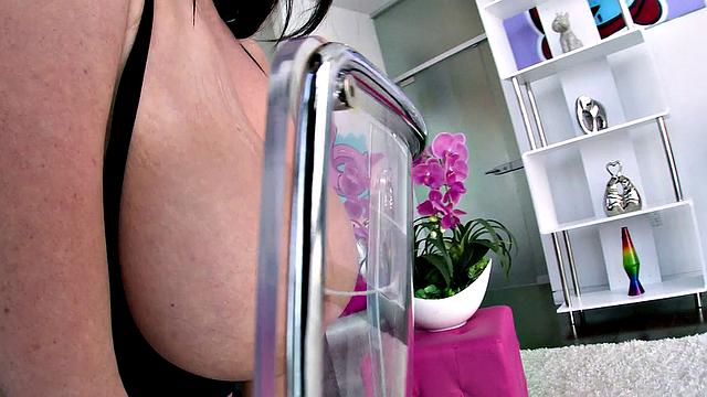 ангела получает по полной на диване