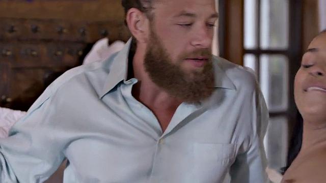 черная с пирсингом на клиторе глубоко сосет и жестко скачет сверху наоборот