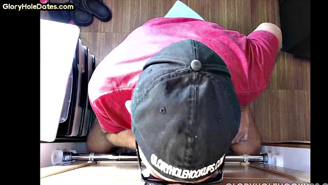 зрелый мужик на глори-холе получает черный член в жопу