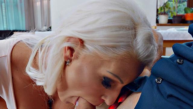 похотливая мачеха и подруга устроили соревнование в минете за завтраком