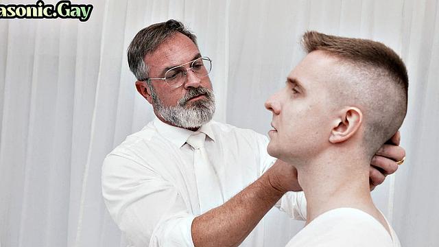 зрелый mason вылизывает и трахается без гондона после ритуала