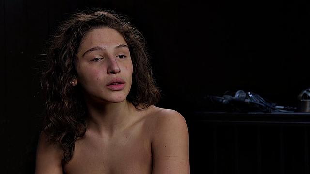 брюнетка-саб страдает, когда ей выдирают волосы с гладкой киски