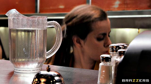 Джесси Роджерс трахается с клиентом в кухне по-взрослому, пока начальница не видит.