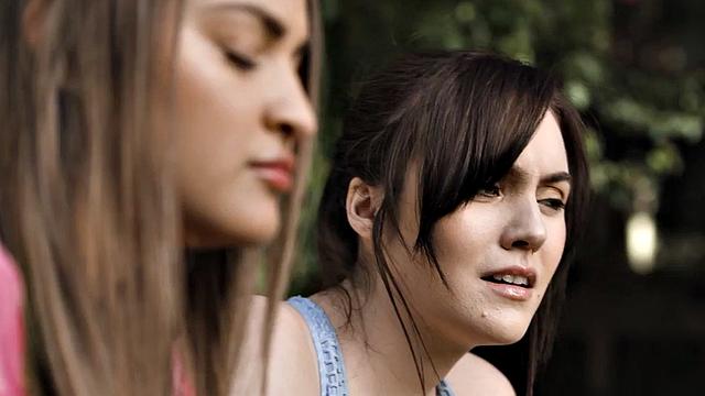 брюнетка-лесбиянка с жадностью дрочит себя до мурашек