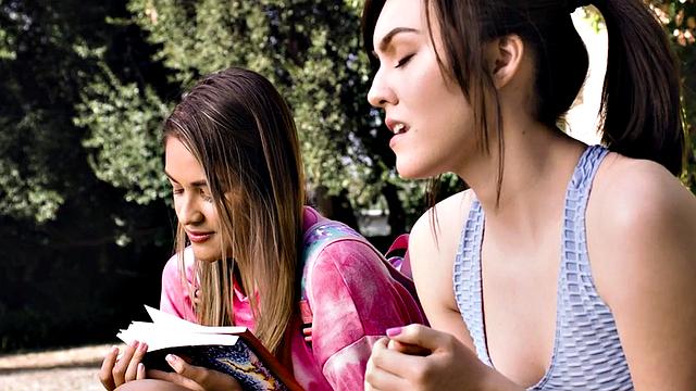 брюнетка-лесбиянка с жадностью дрочит себя до мурашек