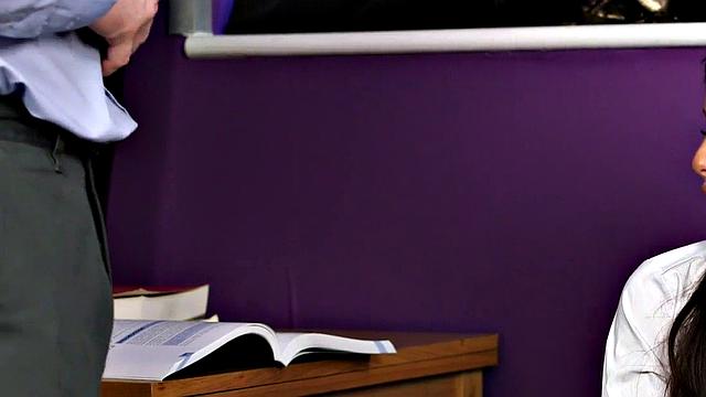 жаркая студентка на каблуках не выдержала перед строгим профессором