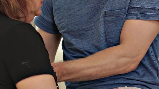 Зрелая с огромной грудью жадно сосёт и скачет на толстом члене молодого