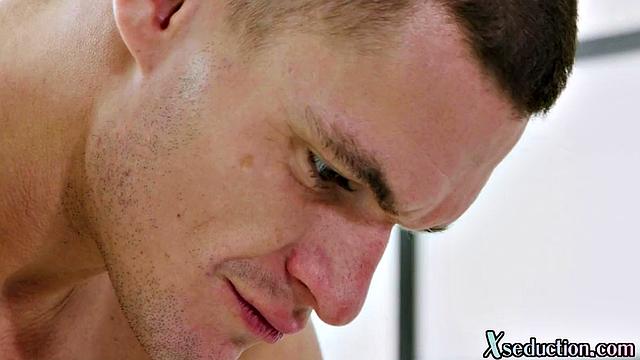 Массаж так завёл красавицу, что она забыла про правила приличия!