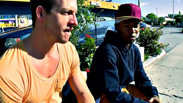 Чёрный парень соглашается на белого ради бабла, вот такая экономика