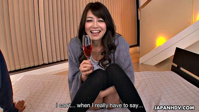 Maki Hojo gets orgasm from a virgin guy