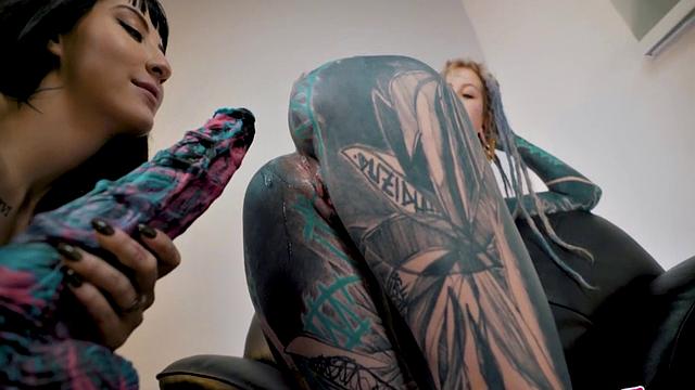 Alternative Teen Gets Anal Fucked And Orgasm On Big Toys